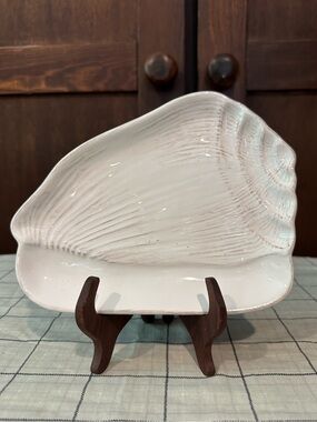 Cute shell dish • ceramic